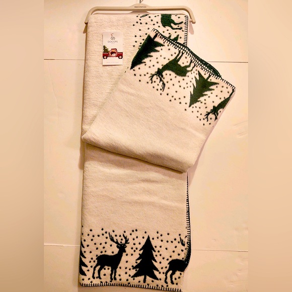 🎁Docofil White Throw Blanket - Ivory and Forest Green Christmas Holiday Throw - Picture 7 of 7